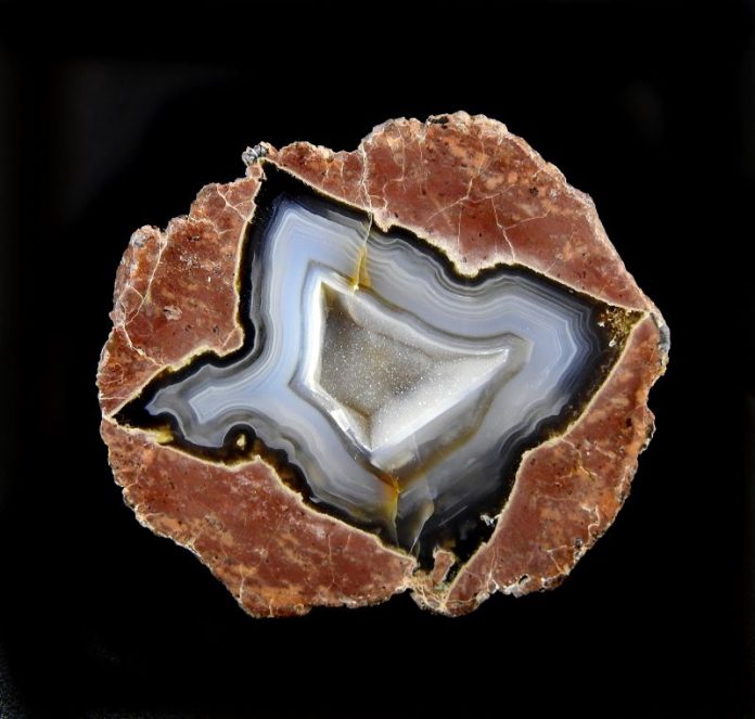 thunderegg half makes it easy to identify what is a thunderegg