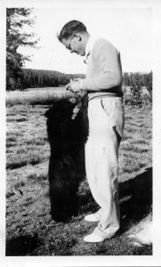 Yellowstone visitor feeding a bear