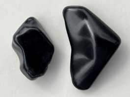 a piece of jet stone and a piece of obsidian for comparison