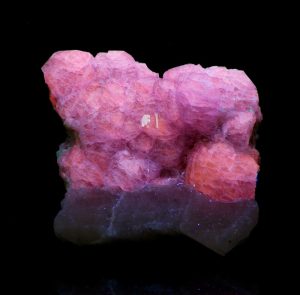 hackmanite uv rocks specimen